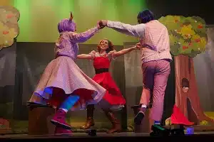 Caperucita valiente y el lobo vegetariano en la Plaza Daoiz y Velade (Retiro) 20 1 35