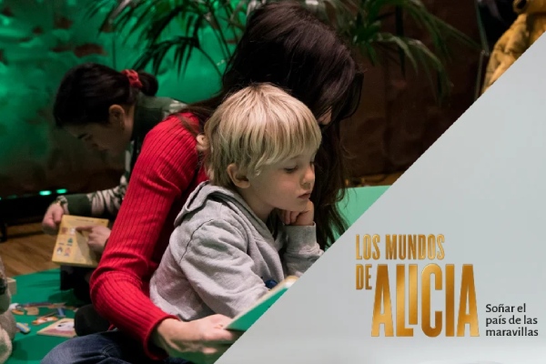 Espacio de lectura y juego de Los mundos de Alicia en CaixaForum 14 espacio lectura juego alicia 1
