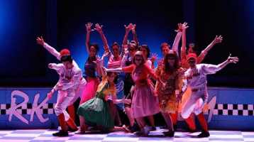 la-cenicienta-el-musical-con-ritmo-de-los-50