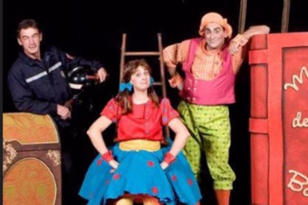 dos-pillos-y-un-bombero