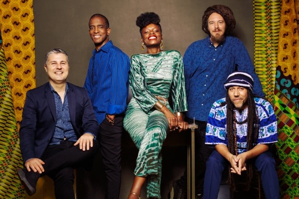 Astrid Jones & the blue flaps en Parla 5 astrid jones