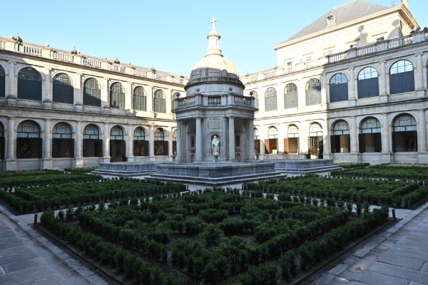 Patrimonio Nacional abre por primera vez al público el patio de los Evangelistas de El Escorial tras una restauración que recupera su configuración renacentista 2 patio-evangelistas-el-escorial