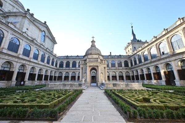 Patrimonio Nacional abre por primera vez al público el patio de los Evangelistas de El Escorial tras una restauración que recupera su configuración renacentista 1 patio-evangelistas-el-escorial