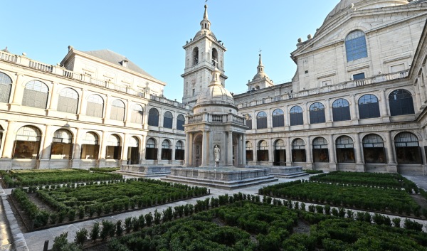 Patrimonio Nacional abre por primera vez al público el patio de los Evangelistas de El Escorial tras una restauración que recupera su configuración renacentista 3 patio-evangelistas-el-escorial